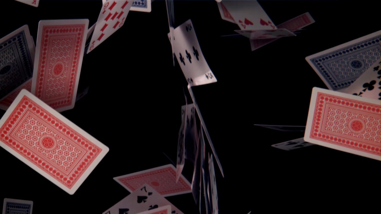 Carte da gioco che cadono al rallentatore su sfondo nero