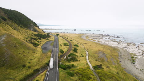 Schöne-Aussicht-Auf-Die-Küste-Von-Kaikoura-Mit-Einem-LKW,-Der-Auf-Einer-Straße-Fährt