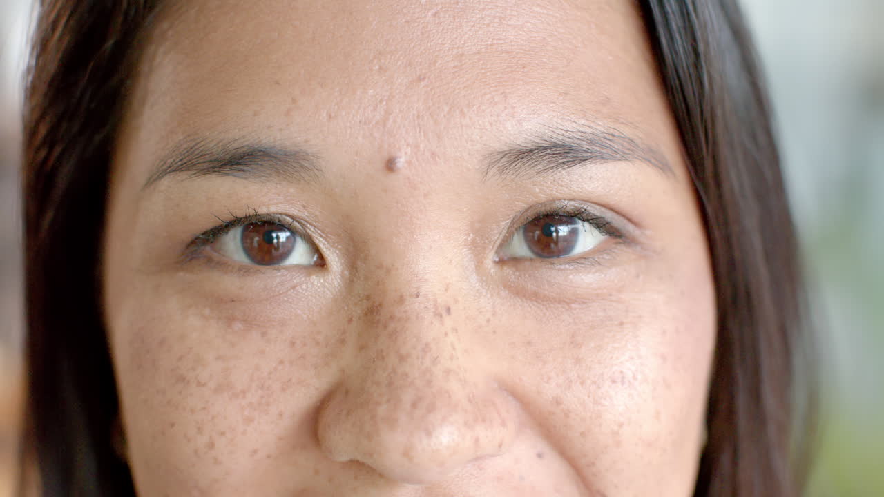 아시아 여성 의 얼굴 의 클로즈업, 그녀의 눈 과 얼룩 을 강조 하는 것