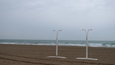 Dos-Duchas-En-La-Playa