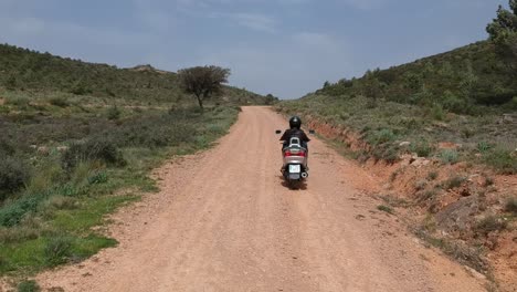 Mit-Dem-Motorrad-Durch-Eine-Trockene-Landschaft-Im-Süden-Spaniens-Fahren