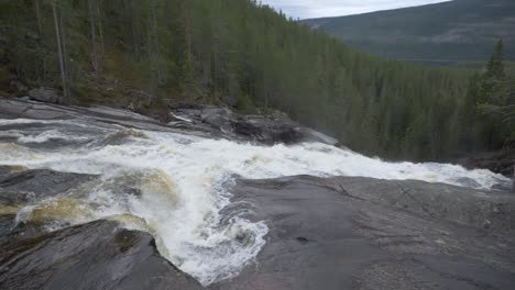 Cascada-En-Noruega,-Desde-Arriba.-Camara-Lenta