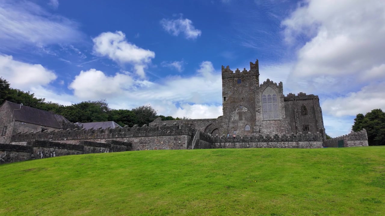 Luoghi epici dell'Irlanda: l'antica abbazia monastica di Tintern, Wexford, nelle fertili terre agricole della Contea di Wexford in una giornata estiva.