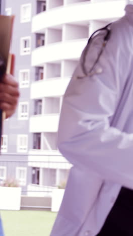 el médico y la enfermera corriendo juntos
