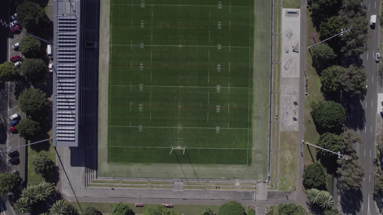 호주 뉴 사우스 웨일즈의 레드펀 공원과 스포츠 단지에서 축구장 위를 날다