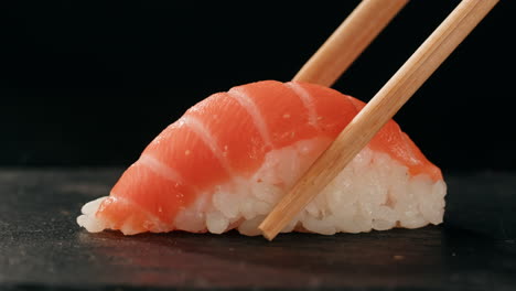 plato de sashimi, restaurante japonés, atún fresco y rebanadas de salmón en un café moderno, comida tradicional, plato de pescado rojo crudo, omega 3.