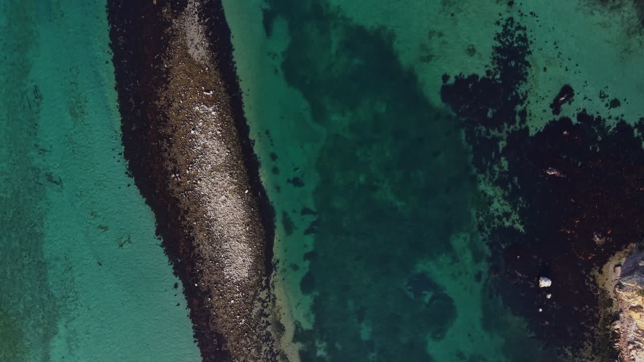 Vista aerea di un paesaggio costiero con spiaggia sabbiosa e acqua cristallina