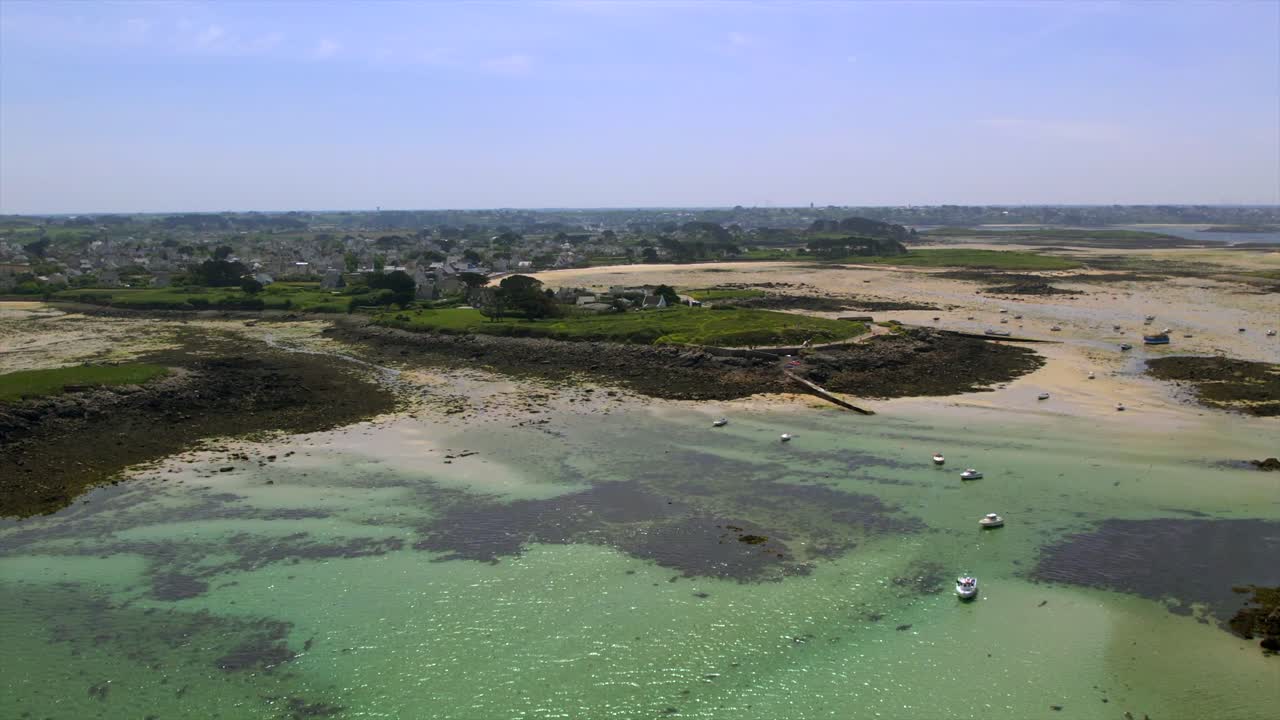 Vista aerea di un villaggio costiero e di una spiaggia