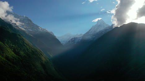 Vista-Aérea-Escénica-De-Drones-De-Un-Vasto-Valle-Montañoso-En-La-Cordillera-De-Annapurna,-Nepal