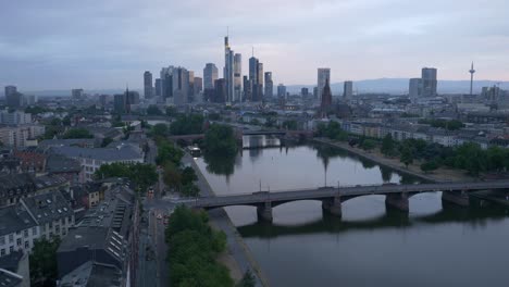 Leere-Stadt-Frankfurt-Am-Main-Per-Drohne-Am-Morgen-Bei-Sonnenaufgang-In-Corona