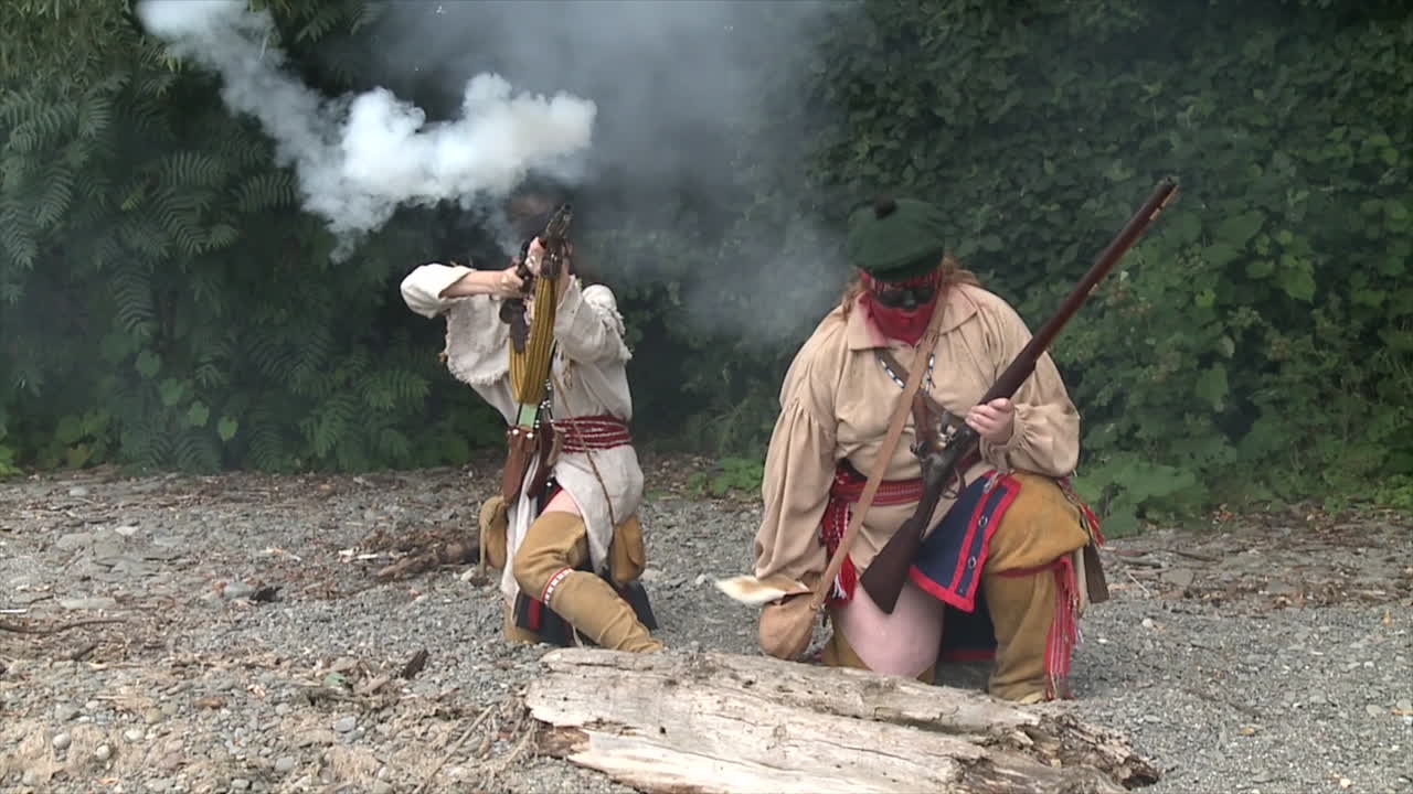 1812년 전쟁을 재현한 이 텔레비전 스타일의 전투에서 남자들은 숲에서 나와 전투를 벌입니다.