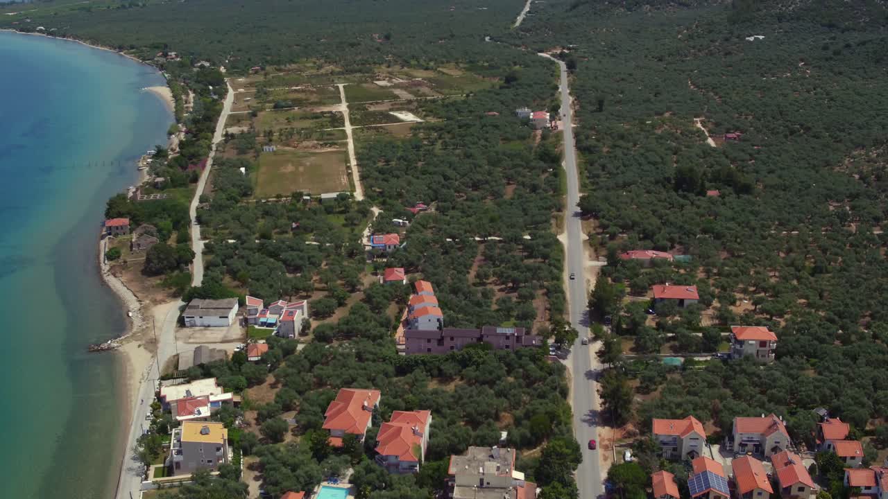 그리스 타소스 섬의 아름다운 산을 드러내기 위해 스칼라 소티로스 마을에서 공중 케이블이 위로 올라갑니다.