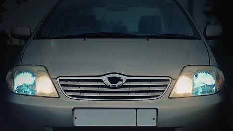 faros de automóviles que señalan el sos