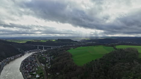 Wenn-Man-über-Dinant-Fliegt,-Wird-Man-Zeuge-Einer-Stadt,-In-Der-Die-Maas-Geschichte-Und-Geschichte-Befeuert