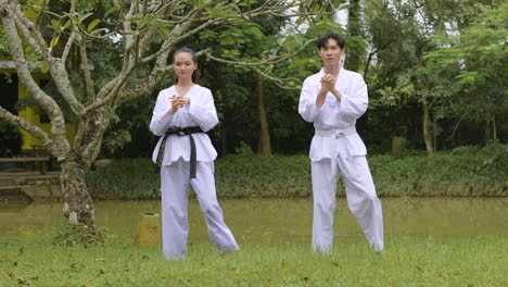 una pareja joven preparándose para el taekwondo.