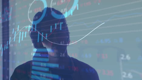 animación del procesamiento de datos del mercado de valores sobre un hombre caucásico hablando en un teléfono inteligente en la oficina