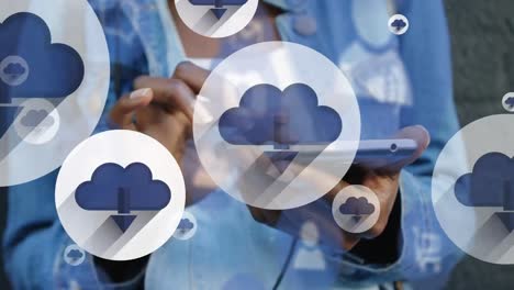 iconos de descarga de nubes flotando contra la sección media de la mujer usando un teléfono inteligente