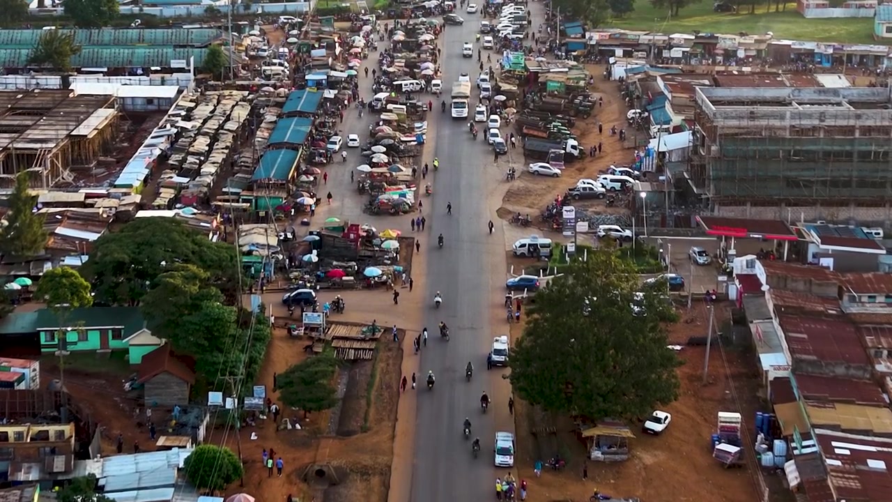 Case delle baraccopoli di Kibera, strade nell'insediamento informale di Soweto, Nairobi, Kenya. Drone che sorvola l'insediamento rurale delle baraccopoli del Kenya.