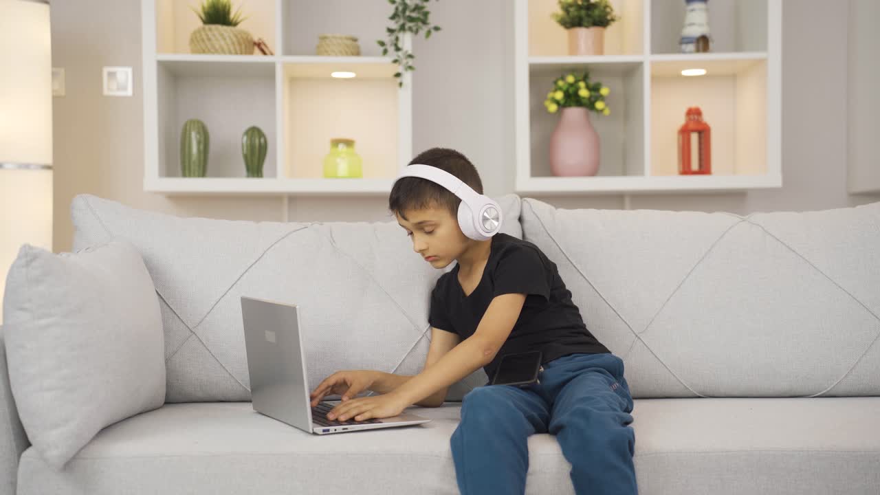 niño inteligente mirando con curiosidad a los materiales tecnológicos.