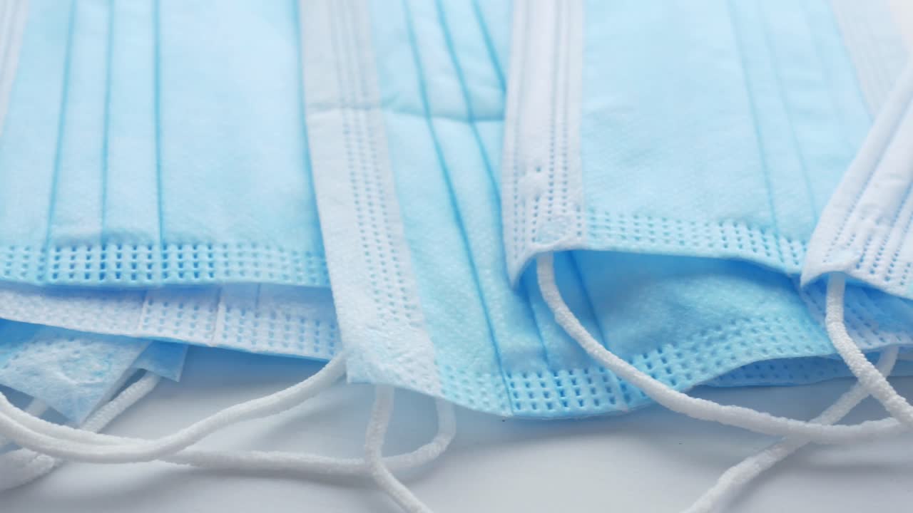 una pila de máscaras quirúrgicas azules