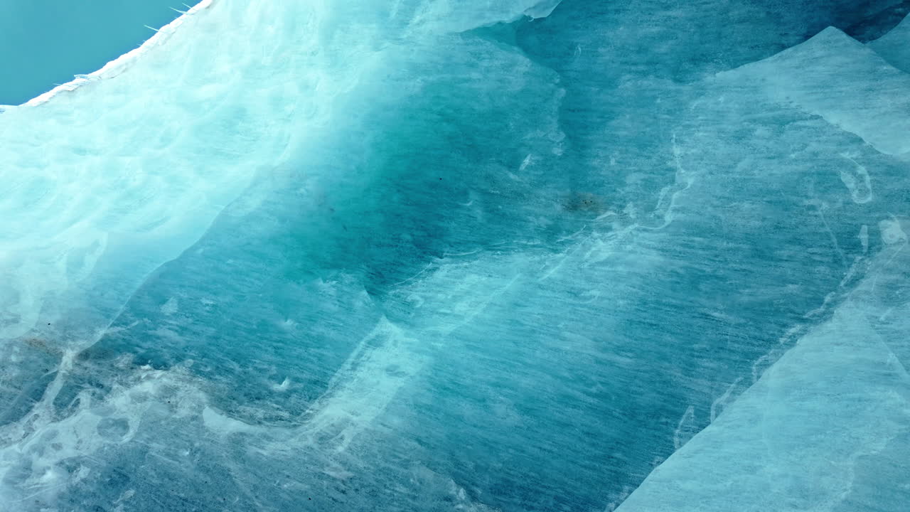 Vista ravvicinata di texture blu ghiaccio sulla superficie del Ghiacciaio del Morteratsch.