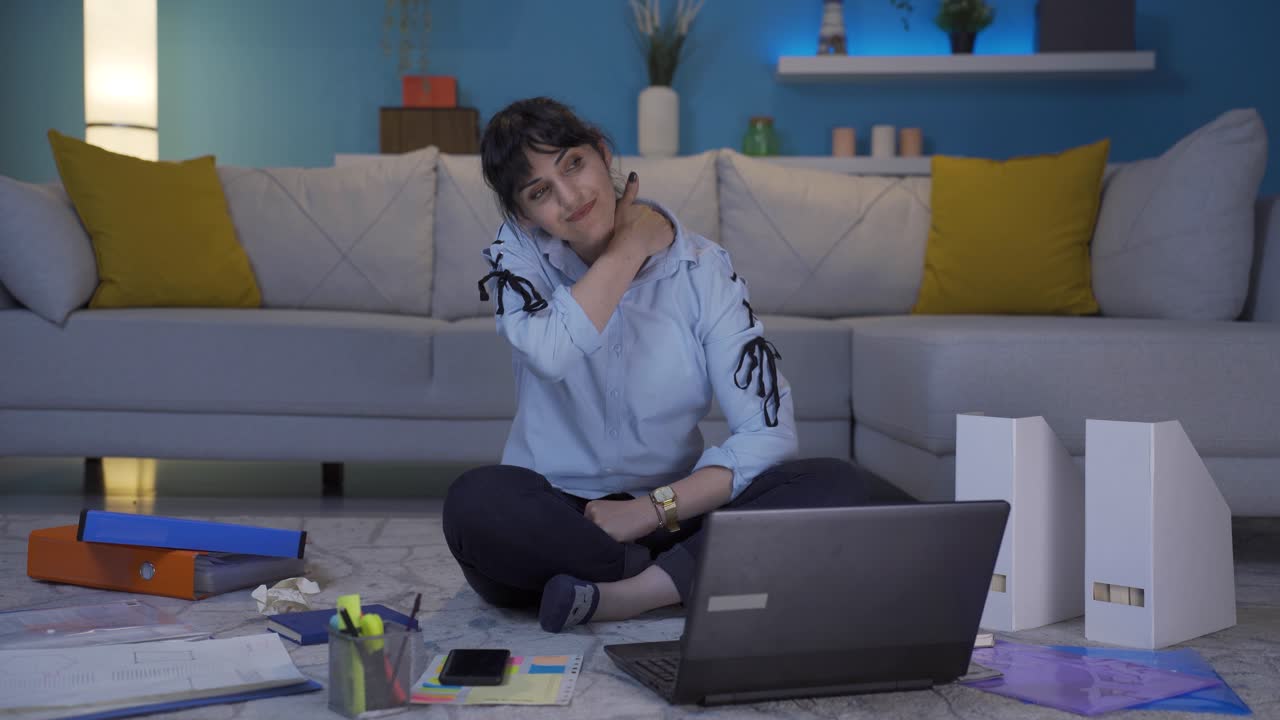 una mujer que trabaja en una oficina en casa se deprime.