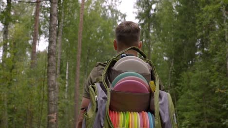 Siguiendo-A-Un-Disc-Golfista-Por-Detrás-En-El-Bosque