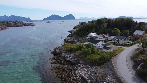 el pueblo de ørsvåg en noruega desde la perspectiva de un avión no tripulado