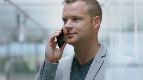 Hombre-De-Negocios-Usando-Un-Teléfono-Inteligente-Con-Una-Llamada-Telefónica-Charlando-Con-Un-Vendedor-De-Teléfonos-Móviles-Disfrutando-De-Una-Conversación-Con-Un-Cliente-En-El-Lugar-De-Trabajo-De-La-Oficina-Corporativa-4k