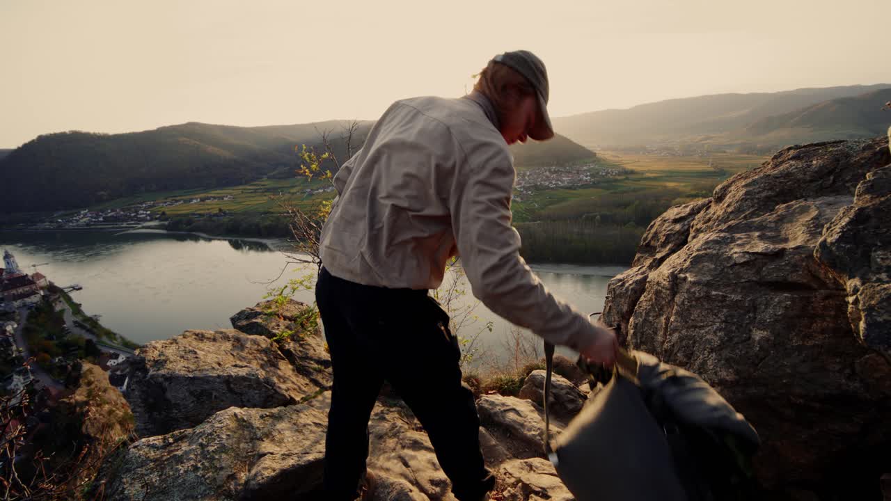 등산객은 긴 바쁜 하루를 보낸 후 휴식을 취할 수 있는 멋진 장소를 찾았습니다. 정상에서 멋진 전망, 보겔베르그