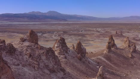 Hermosa-Antena-Sobre-Las-Formaciones-Rocosas-De-Los-Pináculos-De-Trona-En-El-Desierto-De-Mojave,-Cerca-Del-Valle-De-La-Muerte-7