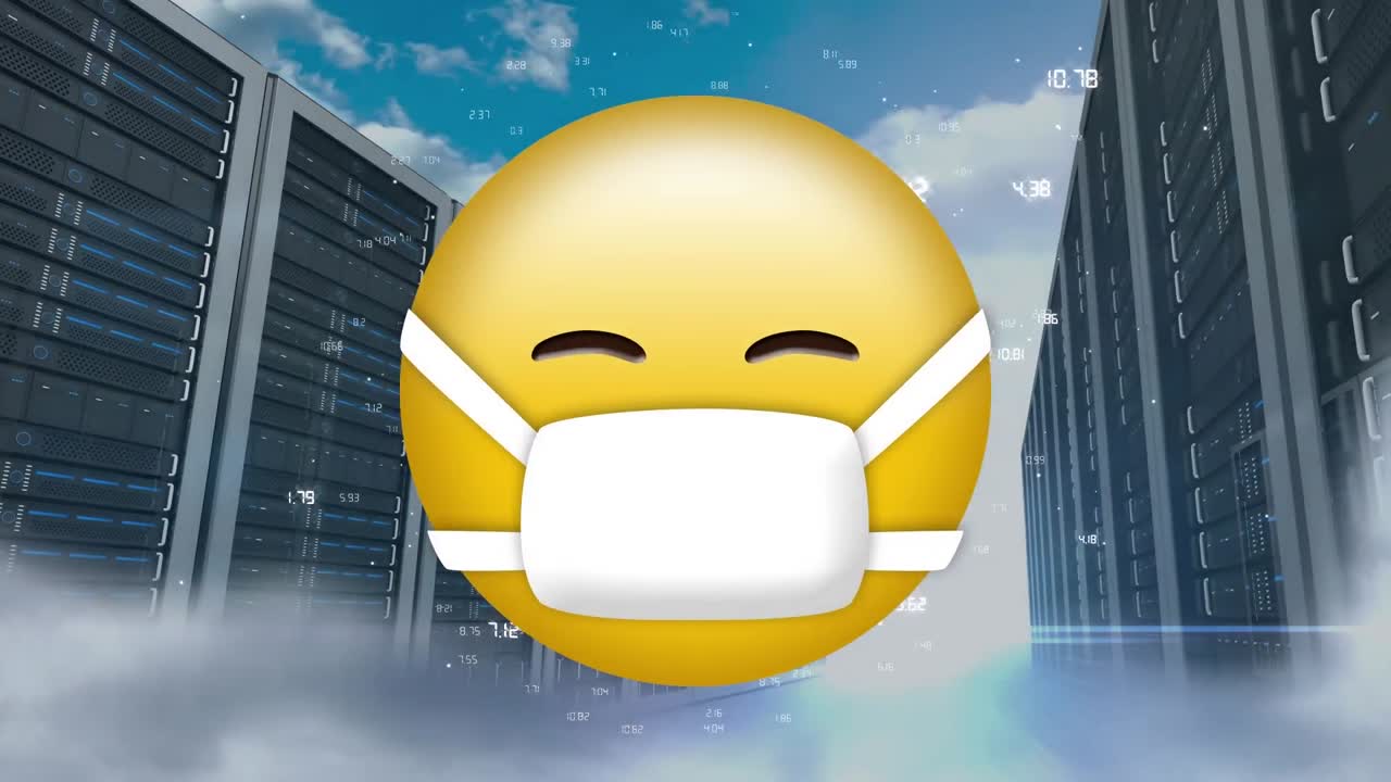 하늘의 구름에 대항하여 여러 컴퓨터 서버에서 얼굴 마스크 이모지를 착용하고 있습니다.