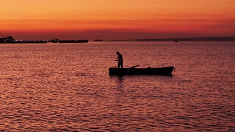 Toma-Frontal-De-Un-Pescador-En-Una-Canoa-En-El-Río-Paraná-Al-Atardecer.