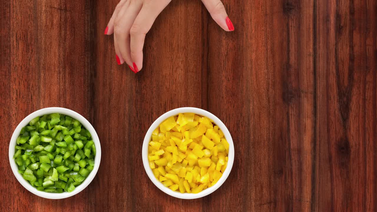 ofreciendo cuencos con pimientos en cubitos