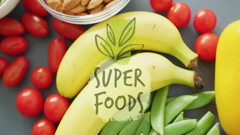 animación de texto de súper alimentos sobre plátanos, tomates cereza, almendras y guisantes