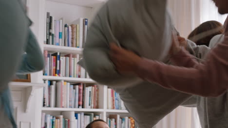 familia asiática feliz teniendo pelea con almohadas madre y padre disfrutando jugando con los niños en casa divirtiéndose juntos el fin de semana imágenes de 4k