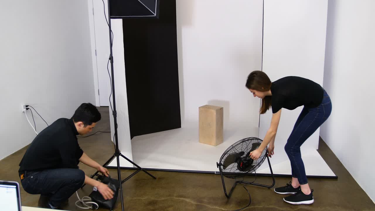 fotógrafo y colega preparándose para una sesión de fotos