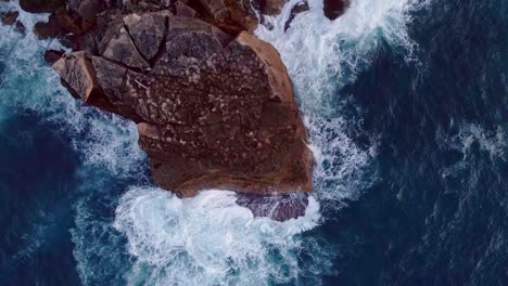 Rocas-Afiladas-A-Lo-Largo-De-La-Costa-De-Menorca-España