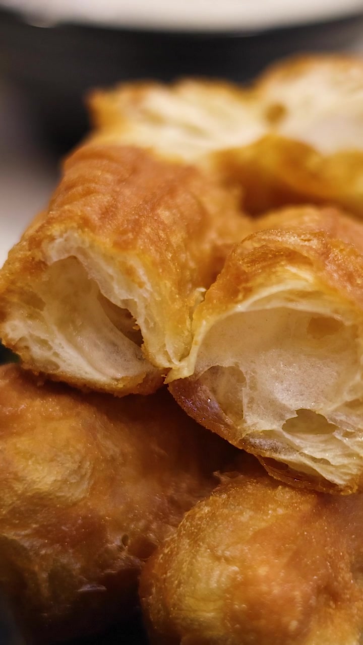 Deliziosi bastoncini di pasta fritta serviti con condimenti