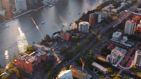 Main-Road-At-The-Kangaroo-Point-Suburbs-Loaded-With-Traveling-Cars-In-Brisbane,-Queensland,-Australia