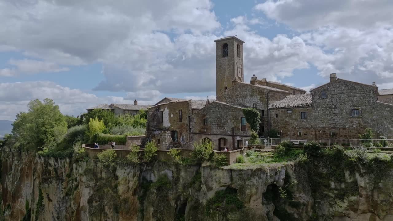 aerial sobre la colina del pueblo de civita di bagnoregio, provincia de viterbo, italia
