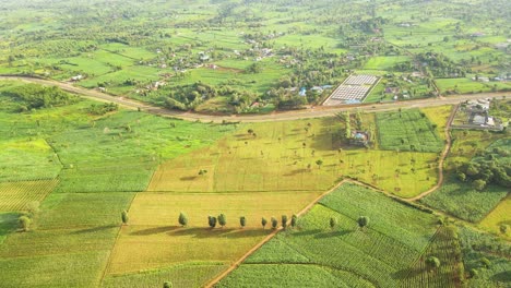 Bauernhof-Ackerland-Landschaft-Ländlich