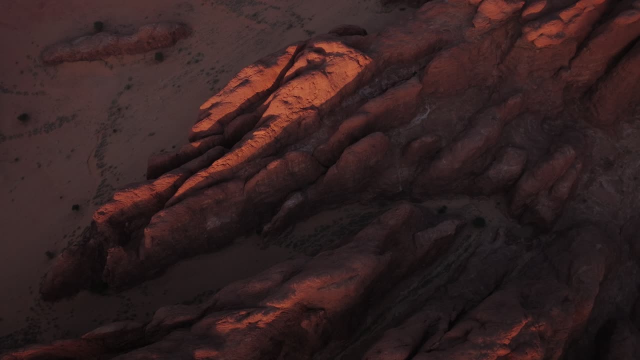 Montagne nel deserto del Sahara al tramonto, vista aerea dall'alto con drone