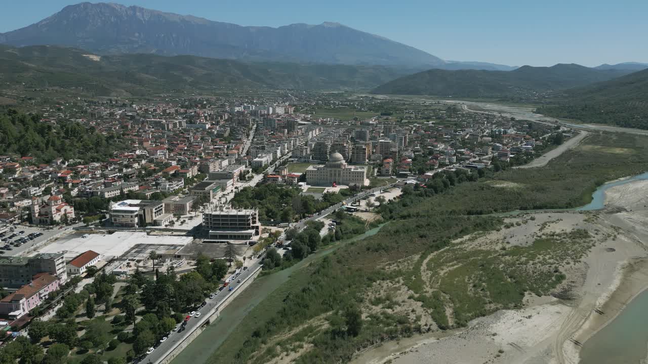 Berat'ın yeni şehir kısımlarının ve kırsal alanının havadan genel görünümü.