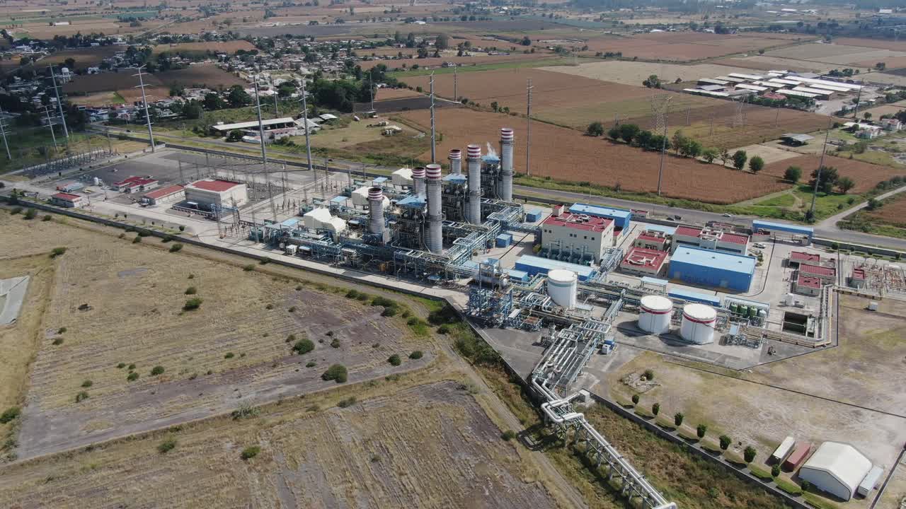 toma aérea de una planta de generación de energía y vapor