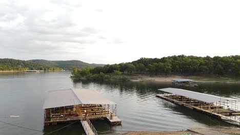 Popular-Lago-Table-Rock-En-El-Parque-Estatal-De-Missouri---Vista-De-Establecimiento-De-Drones-Aéreos