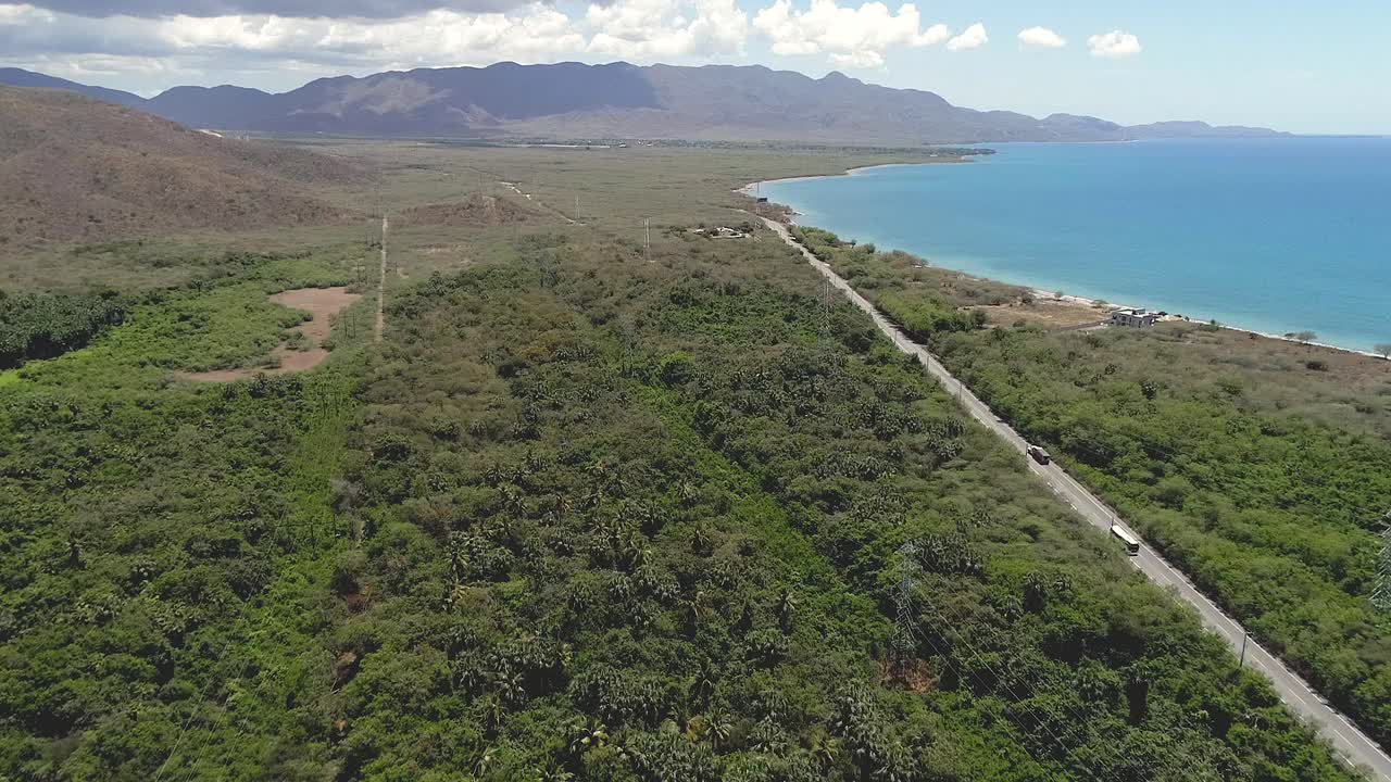 sanchez road cruzando el bosque a lo largo de la playa de viyeya cerca de la bahía de ocoa, azua república dominicana