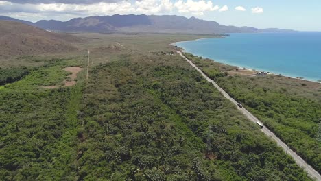 Sanchez-Road-Cruzando-El-Bosque-A-Lo-Largo-De-La-Playa-De-Viyeya-Cerca-De-La-Bahía-De-Ocoa,-Azua-República-Dominicana