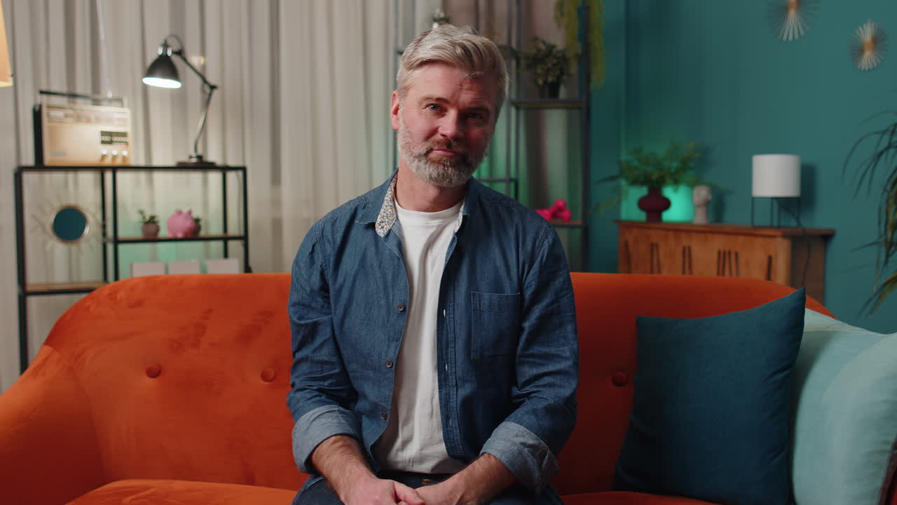 hombre maduro molesto mostrando los pulgares hacia abajo, no le gusta el mal trabajo, desaprobación, comentarios insatisfechos en casa