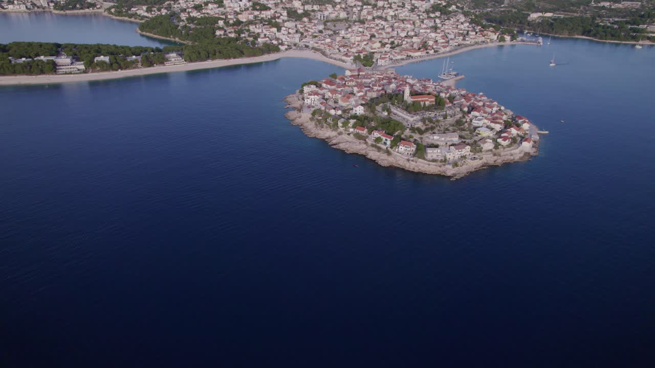 Primosten limanının, teknelerin ve gün batımında parlayan kasabanın drone çekimi